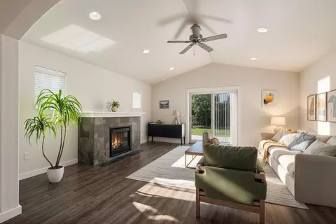 Living - 21189 Capella, Bend, OR 97702 photo 2 of 4