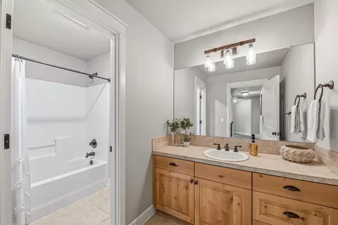 Bath - 60320 Sage Stone Loop, Bend, OR 97702 photo 7 of 9