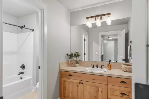 Bath - 60320 Sage Stone Loop, Bend, OR 97702 photo 6 of 9