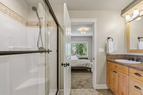 Bath - 60320 Sage Stone Loop, Bend, OR 97702 photo 3 of 9