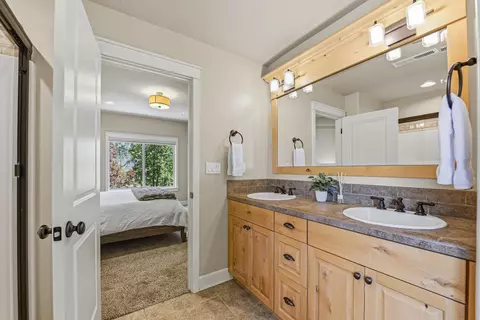 Bath - 60320 Sage Stone Loop, Bend, OR 97702 photo 4 of 9
