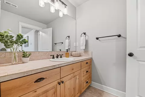 Bath - 60320 Sage Stone Loop, Bend, OR 97702 photo 9 of 9