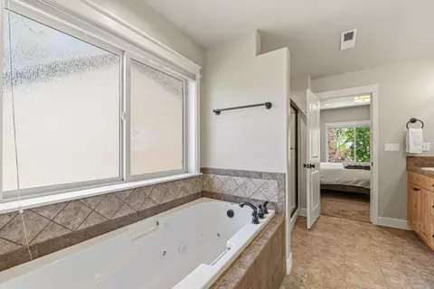 Bath - 60320 Sage Stone Loop, Bend, OR 97702 photo 5 of 9