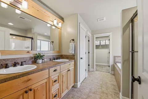Bath - 60320 Sage Stone Loop, Bend, OR 97702 photo 2 of 9