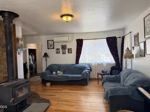 Living - 862 NE 8th St, Bend, OR 97701 photo 1 of 4