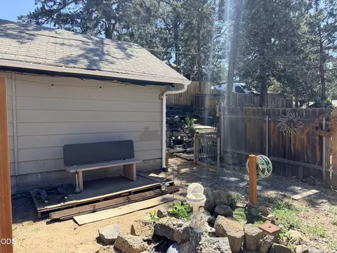 Exterior - 862 NE 8th St, Bend, OR 97701 photo 3 of 4