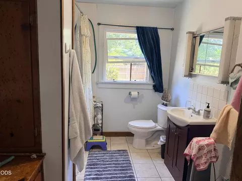 Bath - 862 NE 8th St, Bend, OR 97701 photo 1 of 1