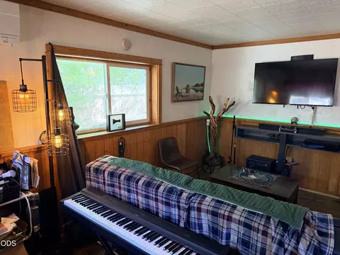 Living - 862 NE 8th St, Bend, OR 97701 photo 4 of 4