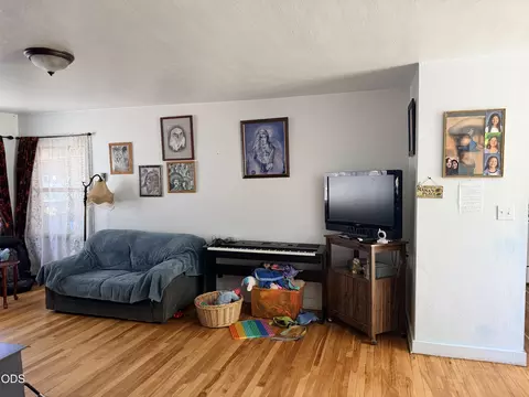 Living - 862 NE 8th St, Bend, OR 97701 photo 3 of 4