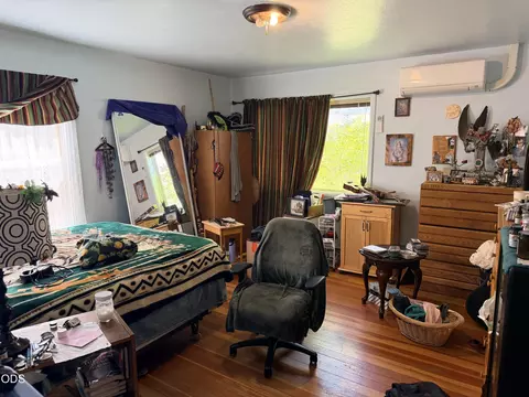 Bedroom - 862 NE 8th St, Bend, OR 97701 photo 1 of 3