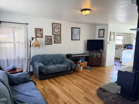 Living - 862 NE 8th St, Bend, OR 97701 photo 2 of 4