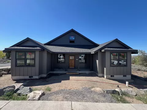 202 SE Larkspur Dr, Madras, OR 97741