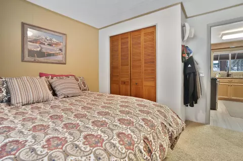 Bedroom - 20815 Calgary Dr, Crescent Lake, OR 97733 photo 4 of 6