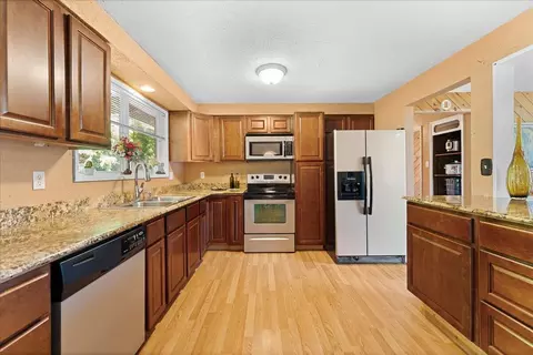 Kitchen - 4093 Old Upton Rd, Central Point, OR 97502 photo 1 of 2