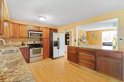 Kitchen - 4093 Old Upton Rd, Central Point, OR 97502 photo 2 of 2