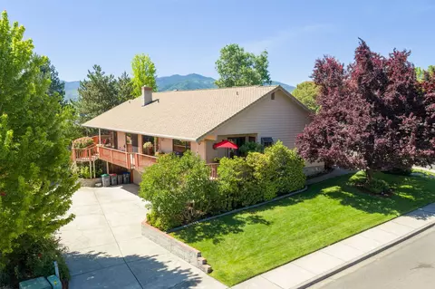 1361 La Loma Dr, Medford, OR 97504