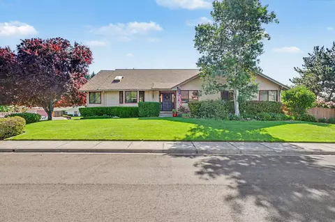 1361 La Loma Dr, Medford, OR 97504