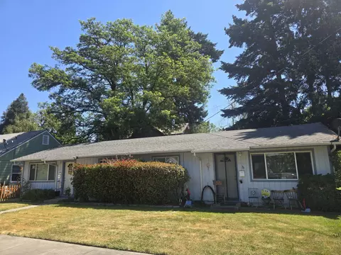 703 NW 2nd St, Grants Pass, OR 97526