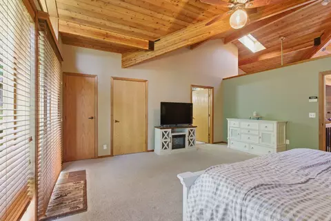 Bedroom - 856 Greentree Loop, Grants Pass, OR 97527 photo 3 of 4