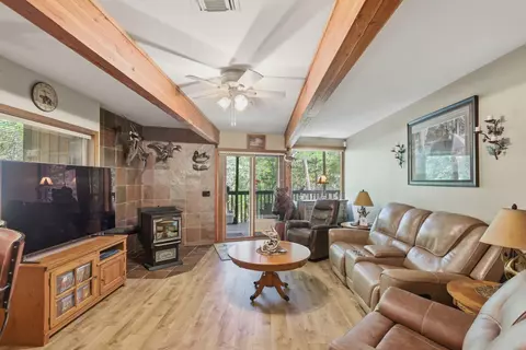 Living - 856 Greentree Loop, Grants Pass, OR 97527 photo 1 of 3