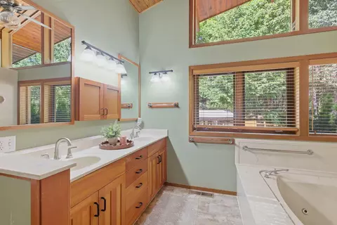Bath - 856 Greentree Loop, Grants Pass, OR 97527 photo 4 of 4