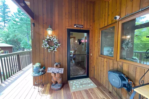 Entry Way - 856 Greentree Loop, Grants Pass, OR 97527 photo 1 of 3