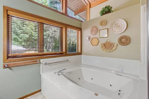 Bath - 856 Greentree Loop, Grants Pass, OR 97527 photo 3 of 4