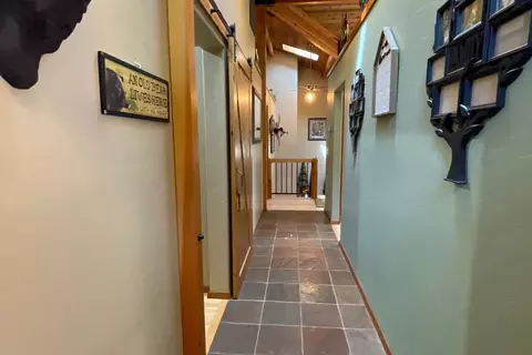 Entry Way - 856 Greentree Loop, Grants Pass, OR 97527 photo 2 of 3