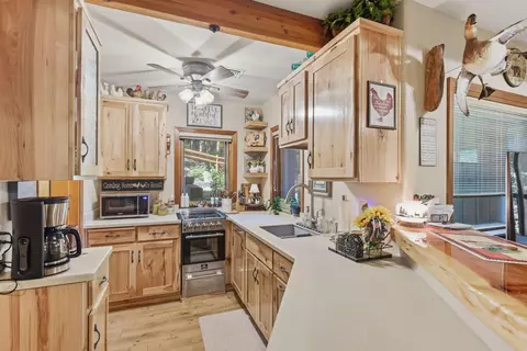 Kitchen - 856 Greentree Loop, Grants Pass, OR 97527 photo 2 of 7