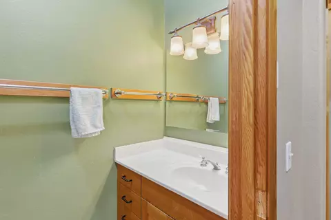 Bath - 856 Greentree Loop, Grants Pass, OR 97527 photo 3 of 5