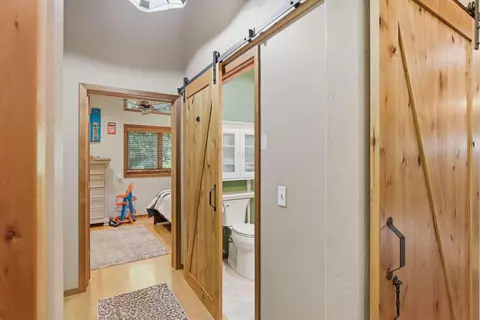 Entry Way - 856 Greentree Loop, Grants Pass, OR 97527 photo 3 of 3