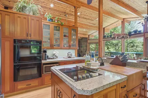 Kitchen - 856 Greentree Loop, Grants Pass, OR 97527 photo 3 of 7