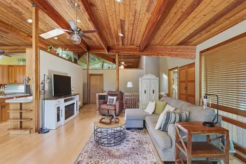 Living - 856 Greentree Loop, Grants Pass, OR 97527 photo 2 of 3
