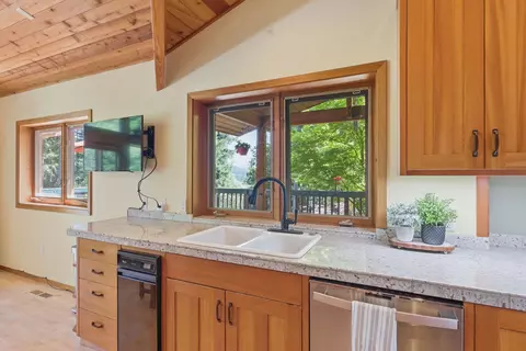 Kitchen - 856 Greentree Loop, Grants Pass, OR 97527 photo 4 of 7