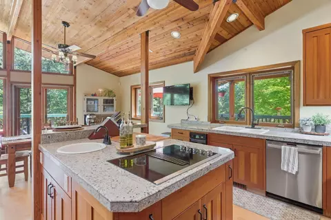 Kitchen - 856 Greentree Loop, Grants Pass, OR 97527 photo 5 of 7