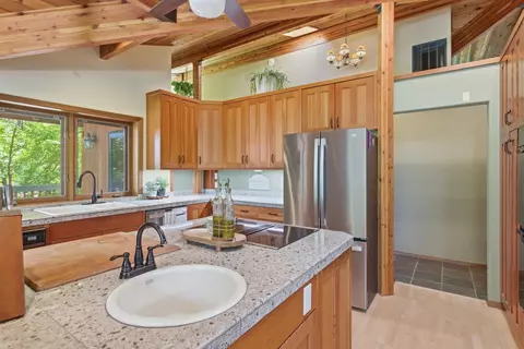 Kitchen - 856 Greentree Loop, Grants Pass, OR 97527 photo 6 of 7