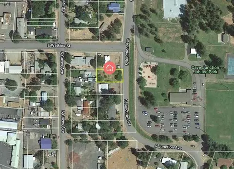 308 S Junction Ave, Cave Junction, OR 97523 photo 5