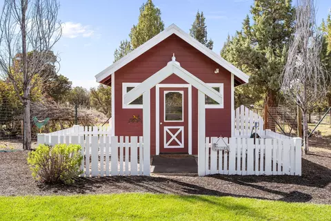 Exterior - 61935 Ten Barr Ranch Rd, Bend, OR 97701 photo 11 of 16
