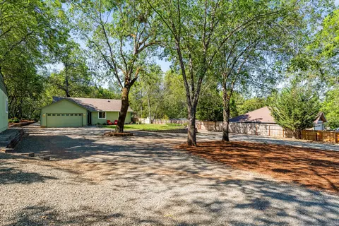 Exterior - 335 Summit Loop, Grants Pass, OR 97527 photo 7 of 19