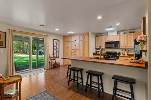 Kitchen - 335 Summit Loop, Grants Pass, OR 97527 photo 3 of 4