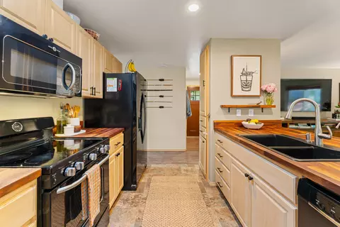 Kitchen - 335 Summit Loop, Grants Pass, OR 97527 photo 2 of 4