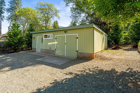 Exterior - 335 Summit Loop, Grants Pass, OR 97527 photo 6 of 19