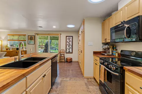 Kitchen - 335 Summit Loop, Grants Pass, OR 97527 photo 4 of 4