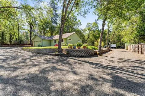 Exterior - 335 Summit Loop, Grants Pass, OR 97527 photo 9 of 19