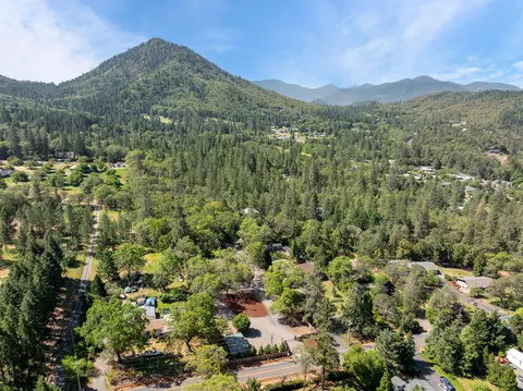 View/Area - 335 Summit Loop, Grants Pass, OR 97527 photo 2 of 2