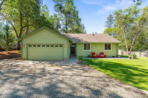 Exterior - 335 Summit Loop, Grants Pass, OR 97527 photo 3 of 19