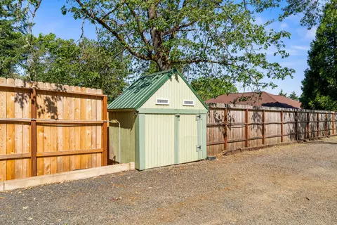 Exterior - 335 Summit Loop, Grants Pass, OR 97527 photo 12 of 19