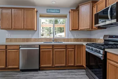 Kitchen - 14866 Bluegrass Loop, Sisters, OR 97759 photo 2 of 2