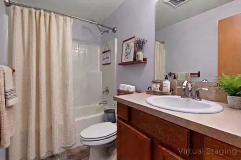 Bath - 14866 Bluegrass Loop, Sisters, OR 97759 photo 2 of 2