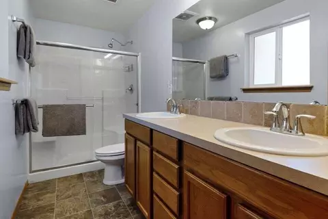 Bath - 14866 Bluegrass Loop, Sisters, OR 97759 photo 1 of 2